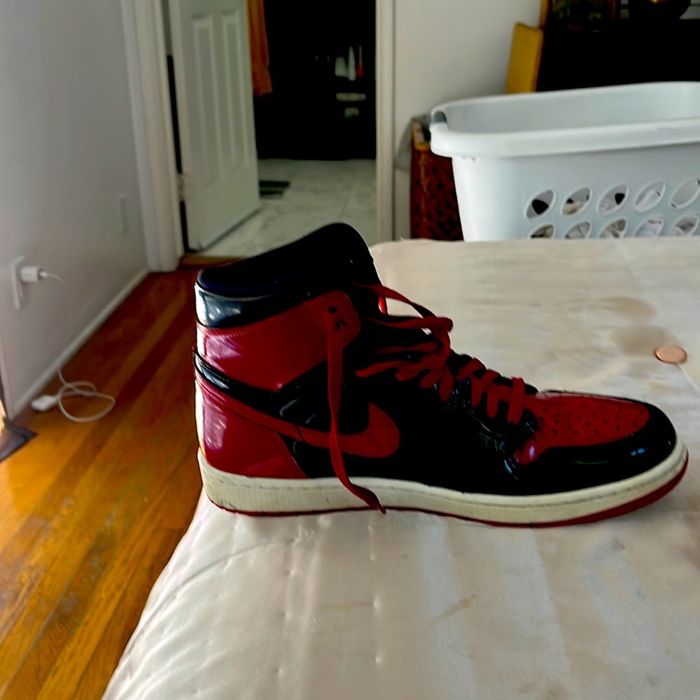 Size 12 us men’s air Jordan red with black accent